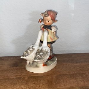 Girl with geese Hummel